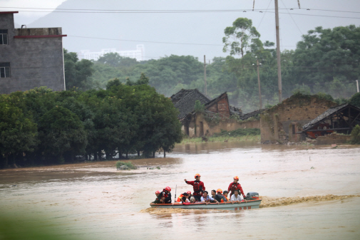 지난 9일 중국 푸젠성 취안저우시에서 구조대가 이재민들을 실어나르고 있다. 중국 남부지방에서는 지난 6일께부터 내린 폭우로 241만여명의 이재민이 발생했다.        /신화연합뉴스