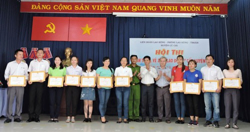 5일 베트남 호치민 문화센터에서 열린 스피치 대회에서 우승을 차지한 한세실업 베트남 법인 직원들을 포함한 수상자들이 기념 촬영을 하고 있다. /사진제공=한세실업