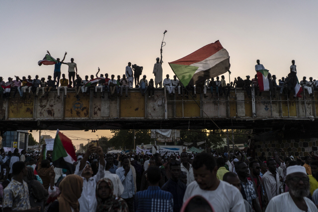 지난 4월 29일(현지시간)수단 하르툼에서 반정부 시위대가 국기를 흔들며 군부에 항의하고 있다. /하르툼=블룸버그