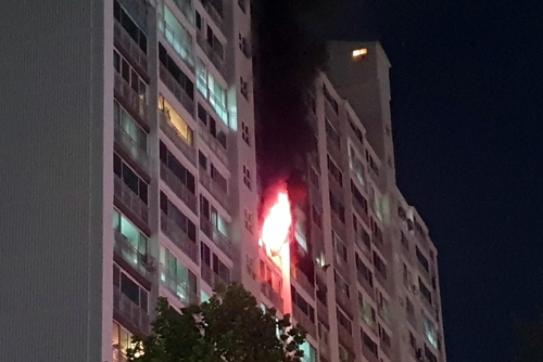 지난 11일 오후 9시 50분께 경기도 고양시 일산서구의 한 아파트 14층에서 불이 나 불길이 치솟고 있다./연합뉴스