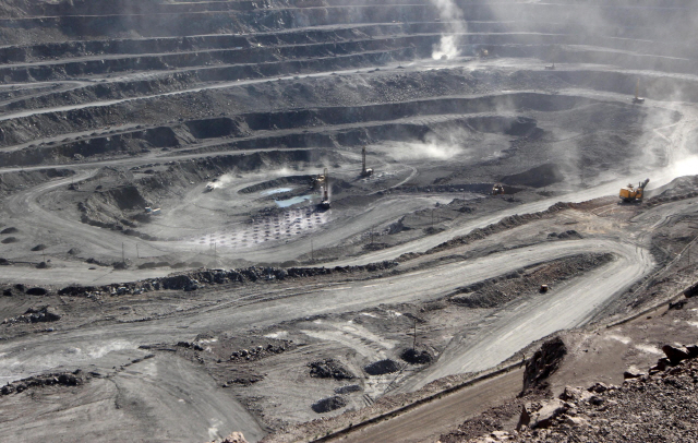 지난 2011년 7월 16일(현지시간) 몽골에 있는 세계 최대 희토류 광산인 바이원어보에서 희토류 채취가 이뤄지고 있다. /로이터연합뉴스