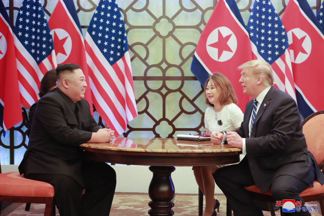 김정은(왼쪽) 북한 국무위원장과 도널드 트럼프 미국 대통령이 지난 2월 하노이에서 정상회담을 진행하고 있다./연합뉴스
