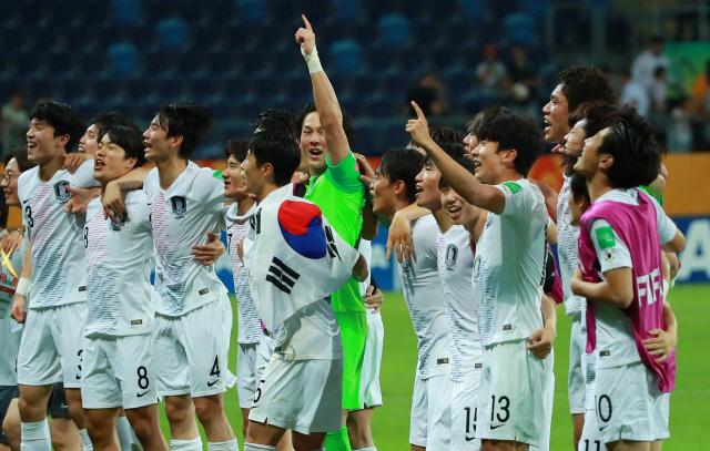 U-20 월드컵 결승 진출의 쾌거를 이룬 리틀 태극전사들이 환호하고 있다. /루블린=연합뉴스