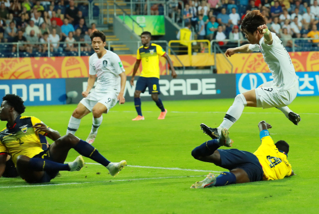 최준(오른쪽)이 에콰도르와의 4강전에서 선제 결승골을 넣은 뒤 수비수를 피해 점프하고 있다. /루블린=연합뉴스