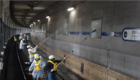서울교통공사 직원들이 미세먼지 저감을 위해 청량리역을 물청소하고 있다.  /사진제공=서울시