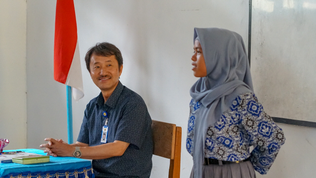 한글교사 정덕영(왼쪽)이 인도네시아 현지에서 찌아찌아부족의 학생에게 한글을 가르치고 있다. /사진제공=한국찌아찌아문화교류협회