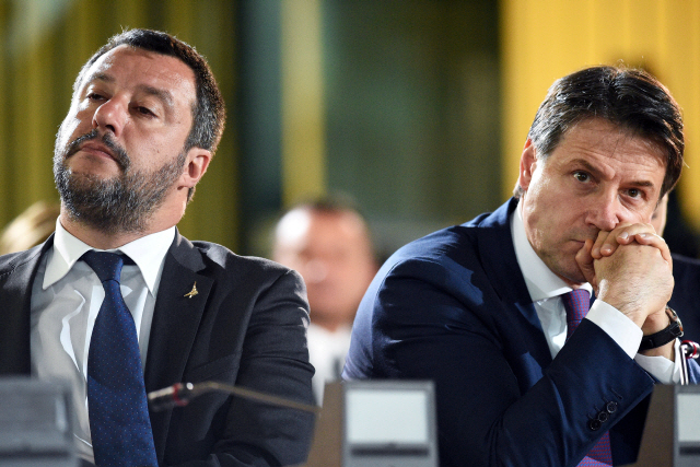이탈리아의 주세페 콘테(오른쪽) 총리와 마테오 살비니 내무장관 /로이터연합뉴스
