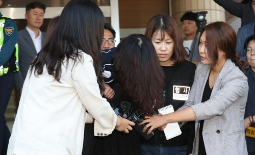 ‘제주 전 남편 살해 사건’ 피의자 고유정이 12일 오전 제주 동부경찰서에서 제주지검으로 송치되고 있다. /연합뉴스