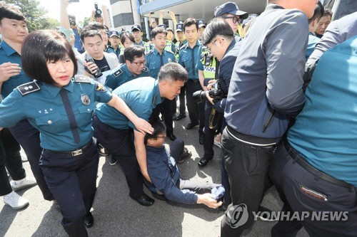 얼굴 꽁꽁 싸맨 고유정, '너무 억울해, 사형 집행하라' 울분 토한 유가족