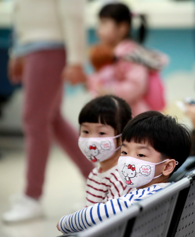 미세먼지 문제 심화로 호흡기 질환 환자 증가가 우려되고 있는 가운데 어린이병원을 찾은 어린이들이 마스크를 착용한 채 진료 순서를 기다리고 있다./연합뉴스