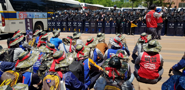 현대중공업 노조원들이 지난 5월 주총장 앞에서 경찰과 대치하고 있는 모습. /서울경제DB