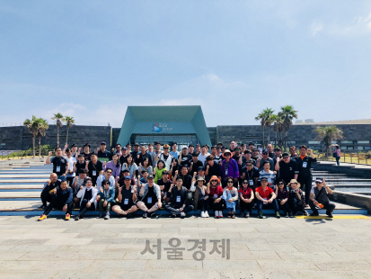 12일 제주도에서 열린 ‘인천공항 협력사 및 자회사 직원 상반기 국내 연수’ 프로그램에 참가한 인천국제공항공사 협력사 및 자회사 직원들이 기념촬영을 하고 있다./사진=인천국제공항공사