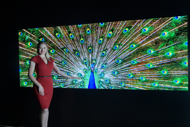 LG전자가 12일(현지시간) 미국 올랜도에서 열린 ‘인포콤 2019’에서 ‘마이크로 LED 사이니지’를 선보이고 있다. /사진제공=LG전자