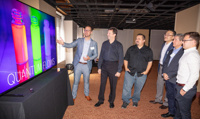 디스플레이 업계 전문가들이 11일(현지시간) 미국 뉴욕 맨해튼에서 열린 ‘8K 디스플레이 서밋’에서 삼성 QLED 8K TV로 8K 화질을 체험하고 있다. /사진제공=삼성전자
