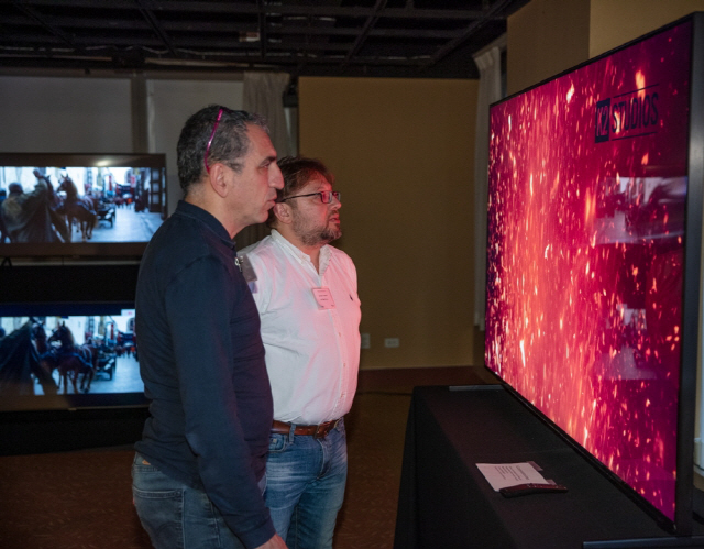 디스플레이 업계 전문가들이 11일(현지시간) 미국 뉴욕 맨해튼에서 열린 ‘8K 디스플레이 서밋’에서 삼성 QLED 8K TV로 8K 화질을 체험하고 있다. /사진제공=삼성전자