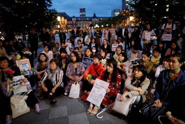 11일(현지시간) 성범죄 처벌 강화를 촉구하는 ‘플라워 데모’ 참가자들이 꽃과 팻말을 들고 일본 도쿄역 앞에 모여있다. /도쿄=로이터연합뉴스