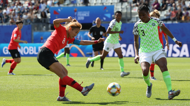 여자 월드컵 대표팀 주장 조소현이 12일 나이지리아와의 경기에서 슈팅을 하고 있다. /그르노블(프랑스)=연합뉴스