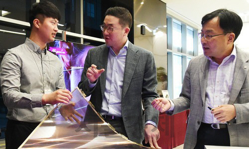 구광모(왼쪽에서 두번째) LG그룹 회장이 2018년 9월 서울 강서구 마곡동 LG사이언스파크에서 LG디스플레이가 개발한 휘어지는 유기발광다이오드 제품을 살펴보고 있다. /사진제공=(주)LG