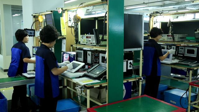 코맥스 직원들이 경기도 성남의 공장에서 제품을 조립하고 있다. /사진제공=코맥스