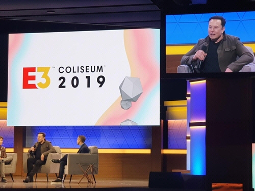 테슬라와 스페이스X의 최고경영자(CEO) 일론 머스크가 13일(현지시간) 미국 로스앤젤레스에서 열린 게임쇼 ‘E3 2019’의 좌담회에서 최근 프로젝트에 관해 설명하고 있다. /연합뉴스