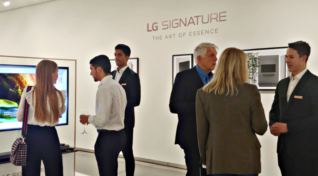 LG전자가 13일(현지시간) 노르웨이 오슬로 아스트룹 피언리 현대미술관에서 개최한 ‘LG 시그니처’ 출시 행사에서 참석자들이 제품을 살펴보고 있다. /사진제공=LG전자