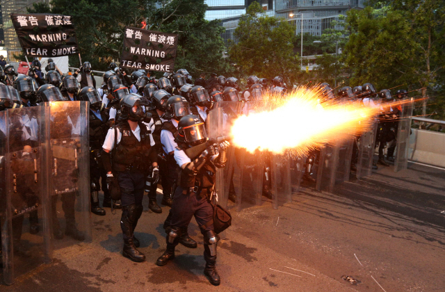 시위대를 향해 최루탄을 쏘는 홍콩 경찰들 / 로이터연합뉴스