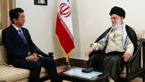 13일(현지시간)아베 신조(왼쪽) 일본총리와 아야톨라 하메네이 이란 최고지도자가 대화를 하고 있다. /연합뉴스