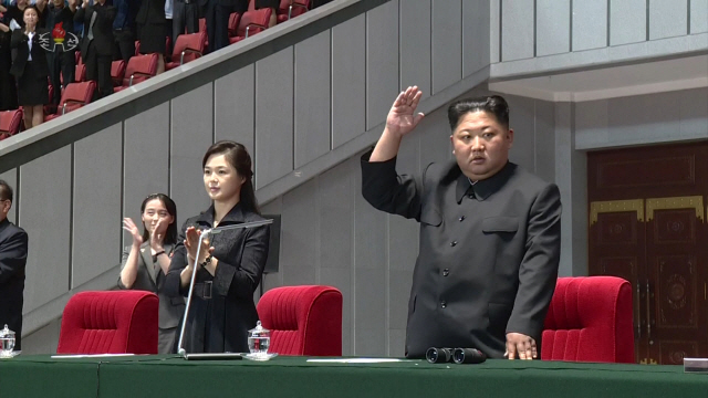 김정은 북한 국무위원장이 부인 리설주 여사와 함께 지난 3일 평양 5·1경기장에서 열린 대집단체조 ‘인민의 나라’ 개막공연을 관람했다고 조선중앙TV가 4일 보도했다. 이날 중앙TV가 공개한 영상에는 지난 4월 최고인민회의 이후 모습을 보이지 않던 김여정 노동당 선전선동부 제1부부장이 포착됐다. /연합뉴스