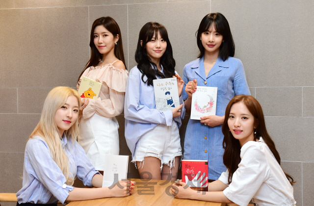 걸그룹 ‘우주소녀’의 은서(왼쪽부터), 다원, 루다, 설아, 보나가 가장 좋아하는 책을 들어보이고 있다.  /권욱기자