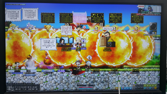 피의자들이 온라인게임 ‘메이플스토리’에서 다른 이용자들을 상대로 도박을 홍보하고 있다./서울 동대문경찰서