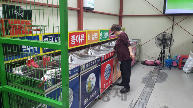 서귀포시 서홍동 재활용도움센터에서 도우미 직원이 재활용 쓰레기를 분리 수거하고 있다.