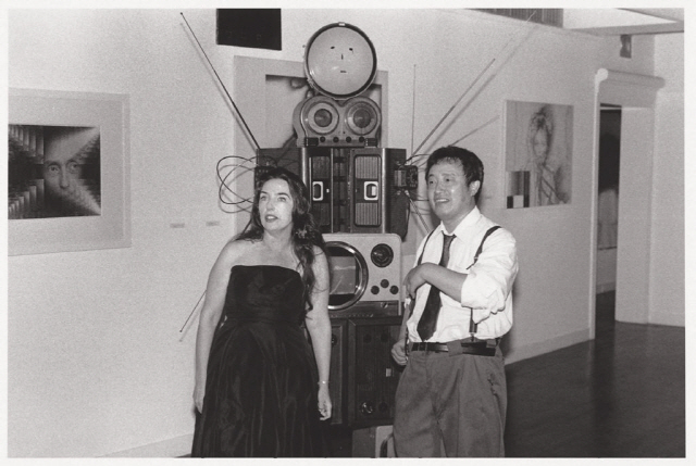 백남준과 첼리스트 샬롯 무어맨이 1986년 뉴욕 한국문화원에서 작품에 관해 의논하고 있다. /사진제공=임영균