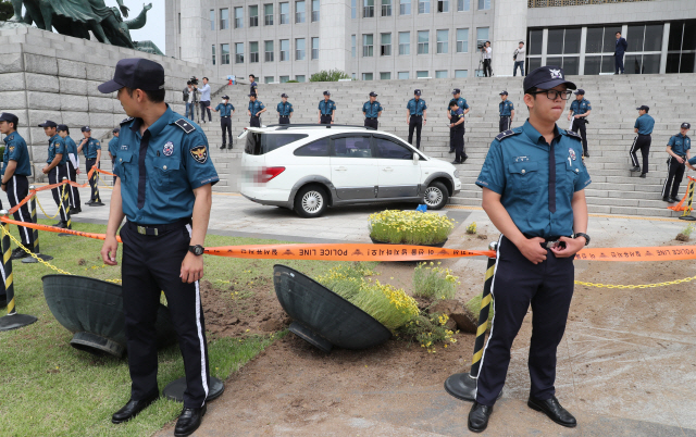 국회 본청 앞 계단으로 차량 돌진       (서울=연합뉴스) 김주형 기자 = 14일 오전 신원미상의 한 남성이 승합차량을 몰고 국회 본청 앞 계단으로 돌진, 경찰 관계자들이 경계근무를 서고 있다. 2019.6.14      kjhpress@yna.co.kr  (끝)      <저작권자(c) 연합뉴스, 무단 전재-재배포 금지>