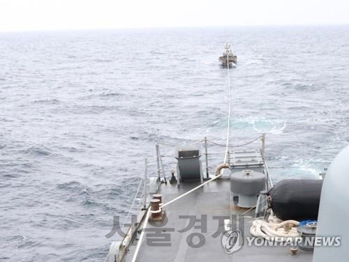 지난 11일 오후 1시 15분께 해군 함정이 표류 중이던 북한어선 1척(6명 탑승)을 예인하는 모습./연합뉴스