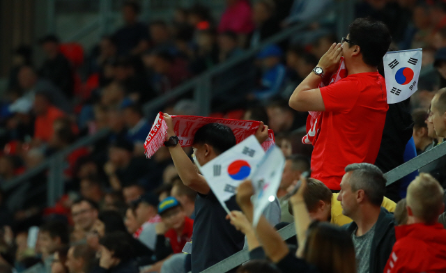 31일 오후(현지시간) 폴란드 티히 스타디움에서 열린 2019 국제축구연맹(FIFA) 20세 이하(U-20) 월드컵 F조 조별리그 3차전 한국과 아르헨티나의 경기에 참관한 한국 응원단./연합뉴스