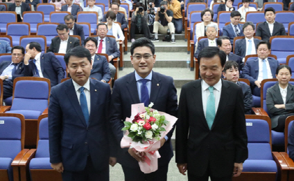 오신환 바른미래당 의원(가운데)이 지난달 15일 국회에서 열린 원내대표 선거에 당선돼 기념촬영을 하고 있다./연합뉴스