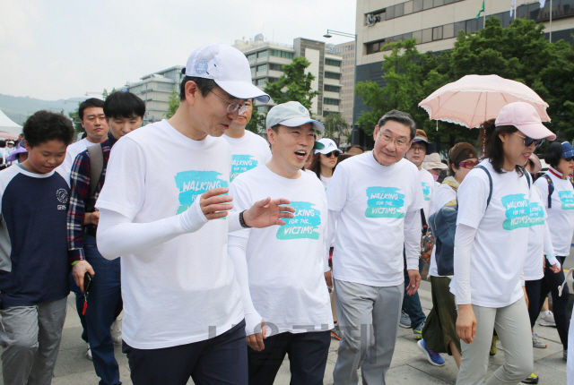 임석우(앞줄 왼쪽부터) 에스원 부사장), 김오수 법무부 차관, 김갑식 전국범죄피해자지원연합회 회장이 15일 서울 청계천에서 열린 에스원 주최 ‘다링안심캠페인’에서 대화하며 걷고 있다. /사진제공=에스원