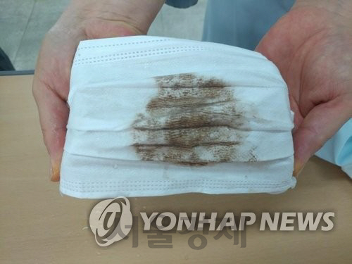 지난 12일 오전 인천시 서구 한 중학교 급식실 수도에 씌워둔 하얀색 마스크가 까맣게 변해 있다./연합뉴스