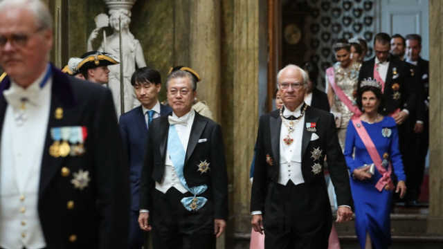 스웨덴을 국빈 방문한 문재인 대통령이 14일 오후(현지시간) 스톡홀름 왕궁에서 열린 국빈만찬에 참석하고 있다./연합뉴스