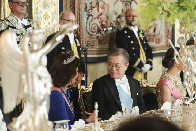 스웨덴을 국빈 방문한 문재인 대통령이 14일 오후(현지시간) 스톡홀름 왕궁에서 국빈만찬 중 실비아  왕비와 대화하고 있다./연합뉴스