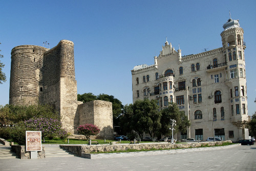 2001년 유네스코 세계문화유산으로 지정된 메이든탑(왼쪽). /사진=인터파크투어