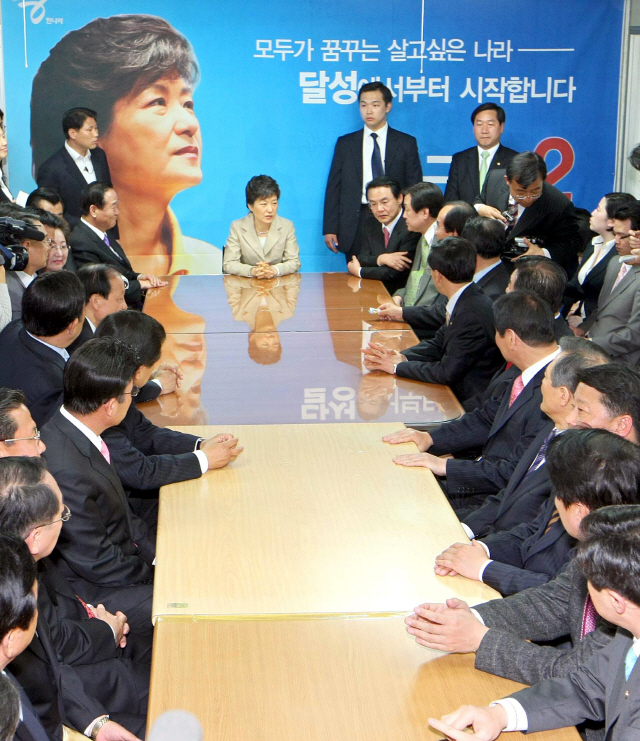 2008년 4월 당시 박근혜 한나라당 전 대표와 친박 당선자들이 대구달성군사무소에서 만나 이야기를 나누고 있다./연합뉴스