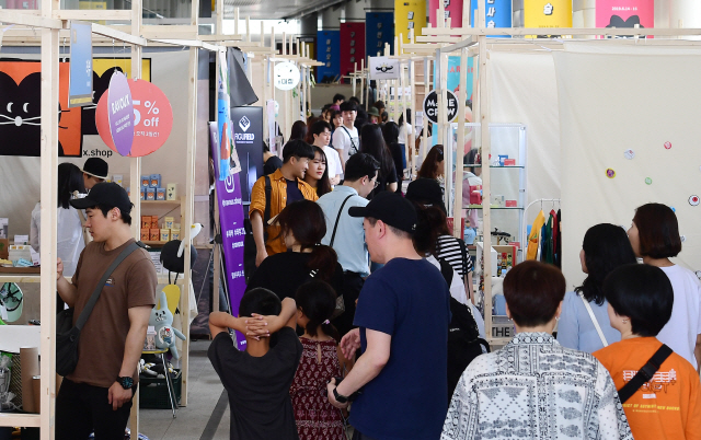 16일 서울 마포구 AK& 홍대점 야외 행사장에서 열린 ‘아트토이컬쳐마켓 2019’에서 관람객들이 다양한 아트토이 제품을 살펴보고 있다. 아트벤처스가 주최하고 AK& 홍대점이 함께 하는 이번 행사는 전시 중심 행사를 도심형 야외마켓 축제로 확장했다. /권욱기자