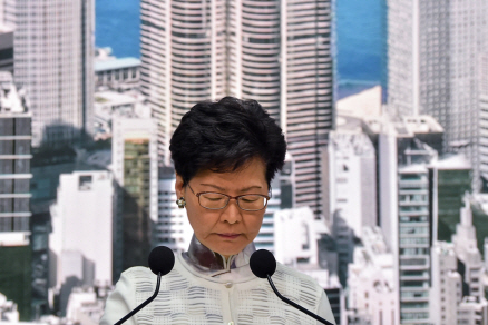 캐리 람 홍콩 행정장관이 15일 긴급 기자회견에서 송환법 추진 무기한 중단을 발표하고 있다. /홍콩=AFP연합뉴스