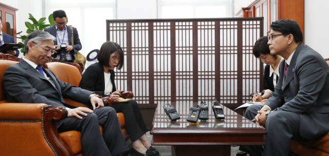 윤상현(오른쪽) 외교통일위원장이 지난 12일 국회로 예방한 추궈홍(왼쪽) 주한 중국대사와 이야기를 나누고 있다. /연합뉴스