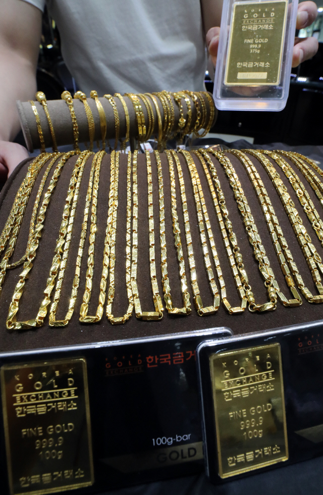 안전자산으로 돈이 몰리면서 금값이 사상 최고를 찍은 가운데 16일 서울 한국금거래소 직원이 순금 제품을 소개하고 있다. /연합뉴스