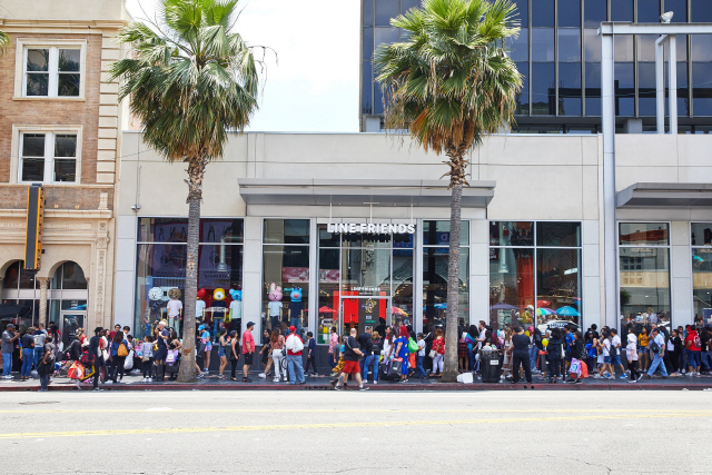 지난 15일(현지시간) 미국 로스앤젤레스 할리우드에 오픈한 라인프렌즈의 ‘LA할리우드 플래그십 스토어’ 앞에 방문객들이 줄 서 있다./사진제공=라인프렌즈