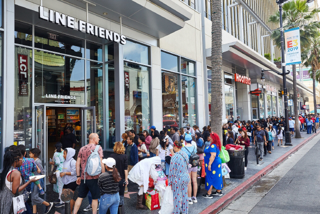 지난 15일(현지시간) 미국 로스앤젤레스 할리우드에 오픈한 라인프렌즈의 ‘LA할리우드 플래그십 스토어’ 앞에 방문객들이 줄 서 있다.  /사진제공=라인프렌즈
