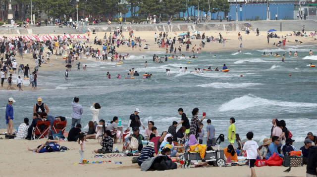 부산 해운대해수욕장에서 나들이객들이 더위를 식히고 있다. /연합뉴스
