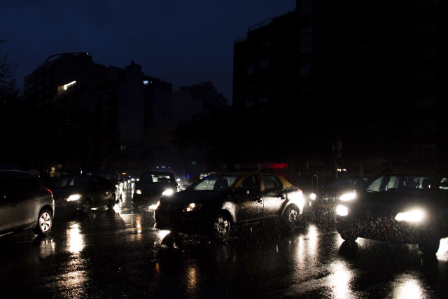 16일(현지시간) 아르헨티나 수도 부에노스아이레스에서 차들이 깜깜한 도로를 달리고 있다. /부에노스아이레스=AP연합뉴스